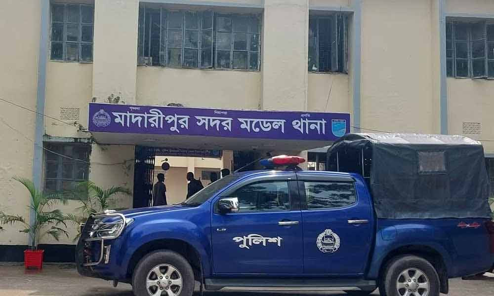মাদারীপুরে একই পরিবারের তিনজনের মরদেহ উদ্ধার, তদন্তে পুলিশ