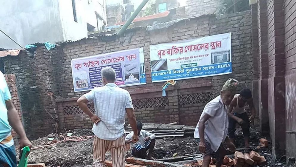 মিরপুর বিহারি ক্যাম্পে গোসলখানা নির্মাণ নিয়ে জামায়াত-বিএনপির সংঘর্ষ