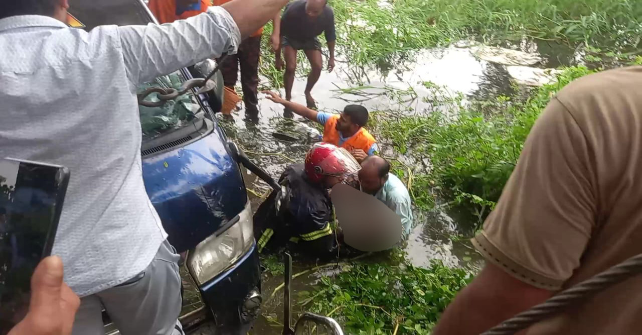 নোয়াখালীতে ভয়াবহ সড়ক দুর্ঘটনায় একই পরিবারের ৭ জন নিহত
