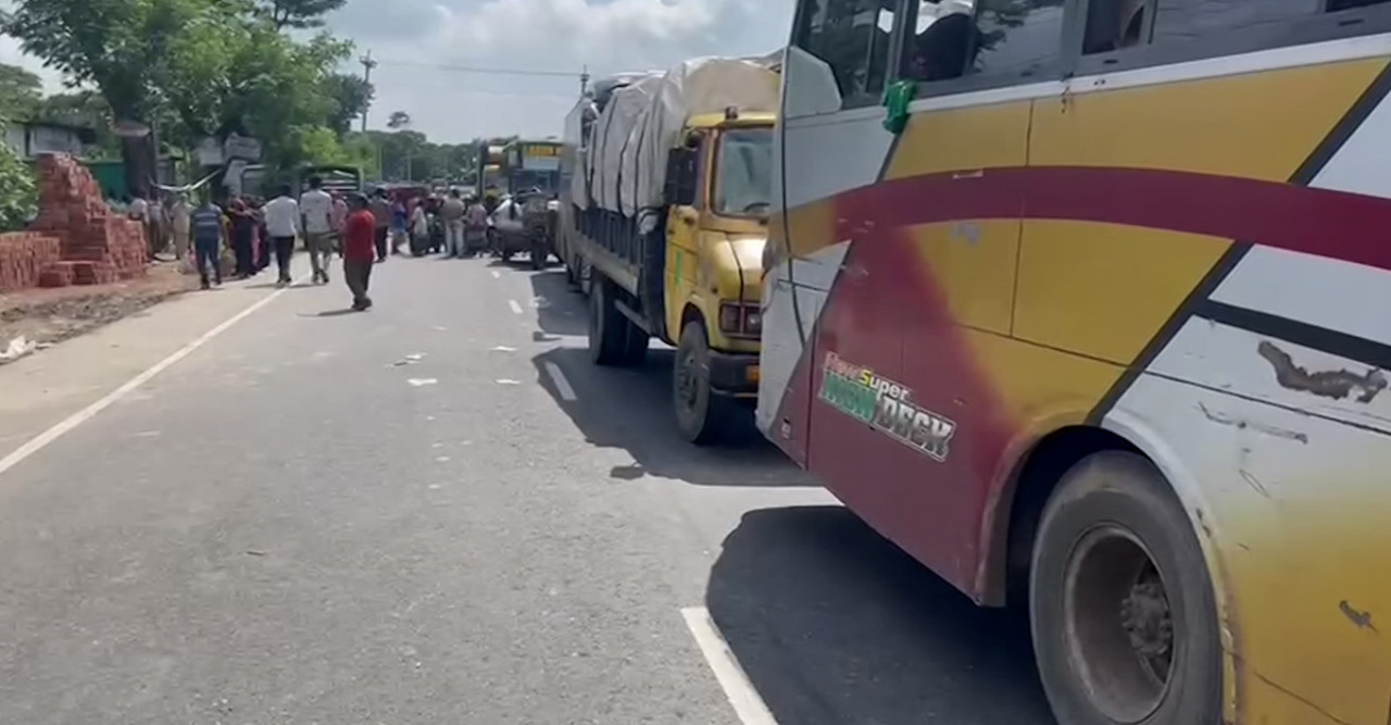 ভাঙ্গায় মহাসড়ক অবরোধ, ঢাকার সঙ্গে দক্ষিণবঙ্গের যোগাযোগ বন্ধ