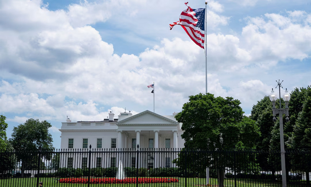 হোয়াইট হাউসের নিকট নিরাপত্তা ব্যারিকেড ভেঙে গাড়ি প্রবেশ, চালক আটক