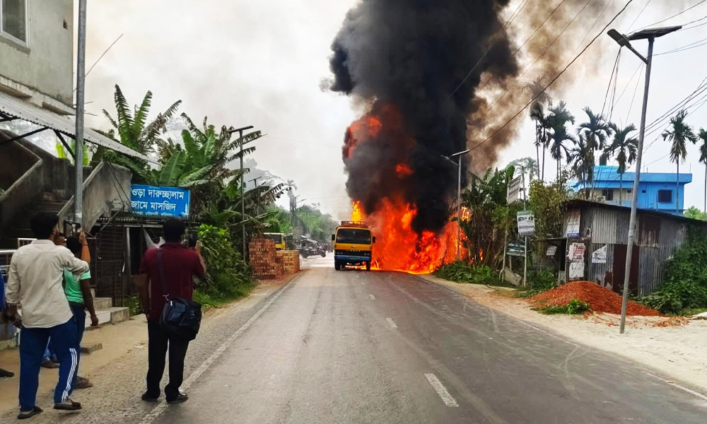 গৌরনদীতে তেলবাহী লরিতে আগুন, চালকের বুদ্ধিতে বড় দুর্ঘটনা এড়ানো