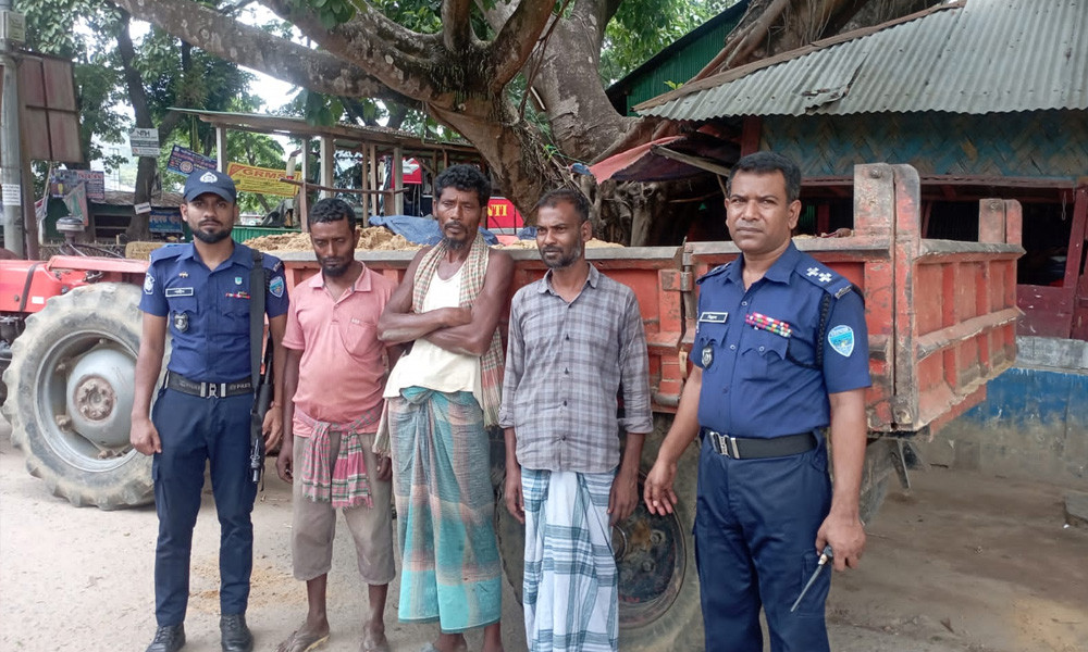 খাগড়াছড়িতে পাহাড় কাটার সময় ৩ জন আটক, অভিযান চালিয়ে ব্যবস্থা নিল সেনাবাহিনী