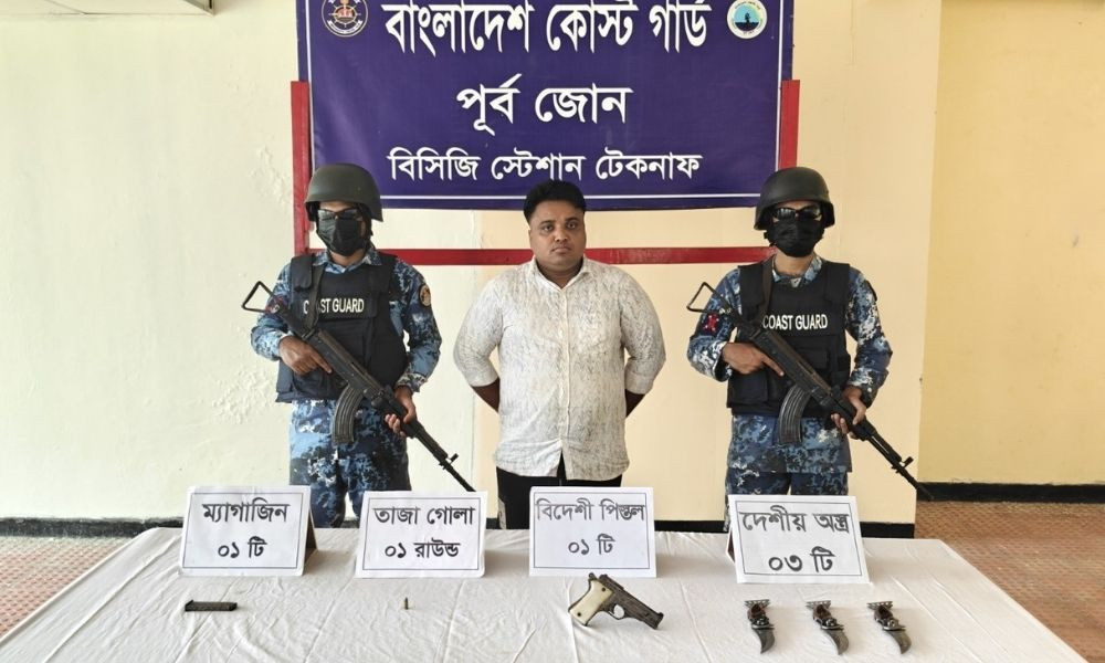 টেকনাফে ‘ডন রাসেল’ আটক, বিদেশি পিস্তল ও অস্ত্র উদ্ধার
