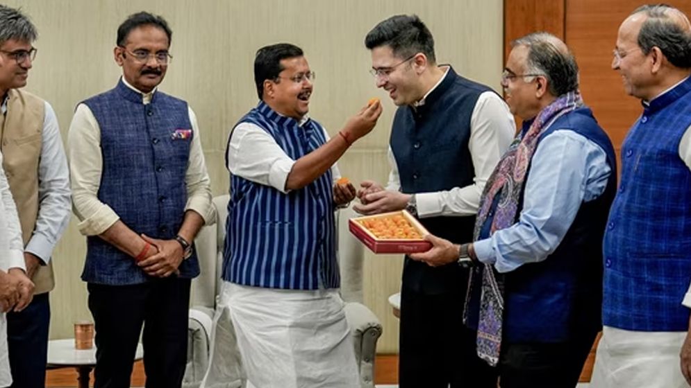 বিজেপিতে যোগের পর ২৪ ঘণ্টায় ১০ লাখ ফলোয়ার হারালেন রাঘব চাড্ডা