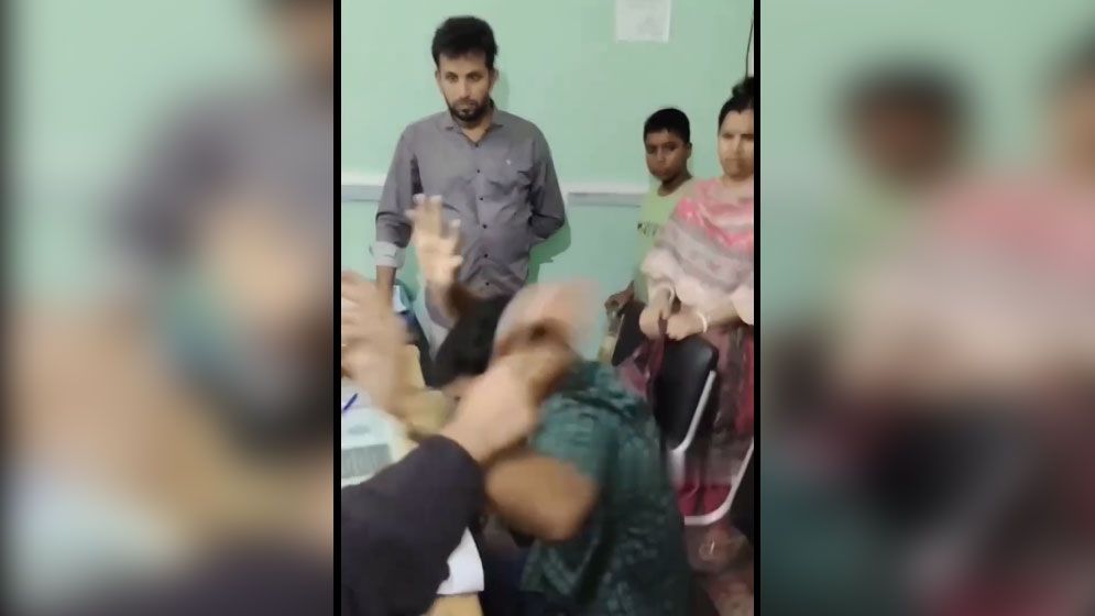 বগুড়ায় নারী শিক্ষার্থী ও শিক্ষকদের হয়রানির অভিযোগে এনসিপি নেতা শিক্ষার্থীদের হাতে শাস্তি, পরে বহিষ্কার