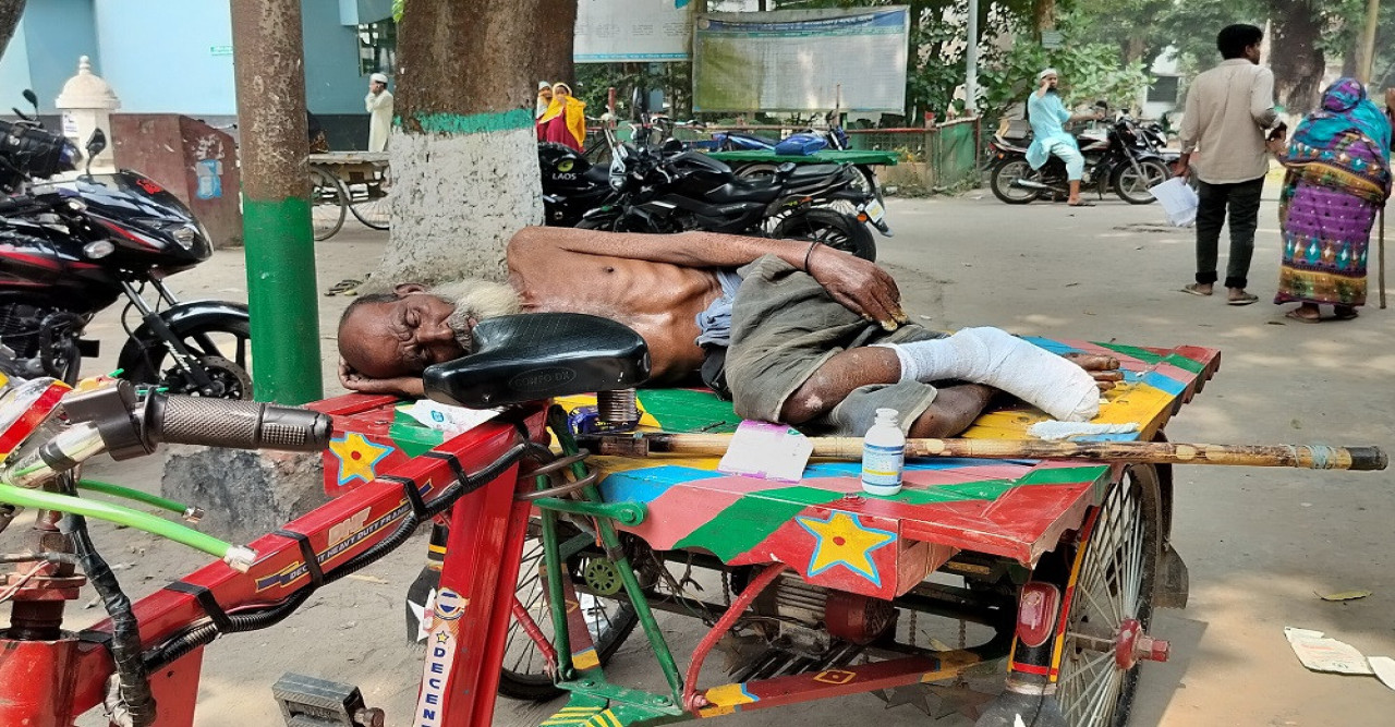 রেলস্টেশনে ফেলে যাওয়া বৃদ্ধের চিকিৎসার দায়িত্ব নিলেন বিএনপি নেতা