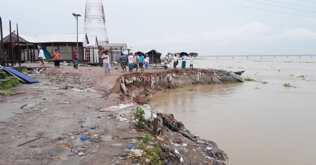 পদ্মা সেতু সংলগ্ন রক্ষা বাঁধে ফের ধস, নদীভাঙনের হুমকিতে শতাধিক পরিবার