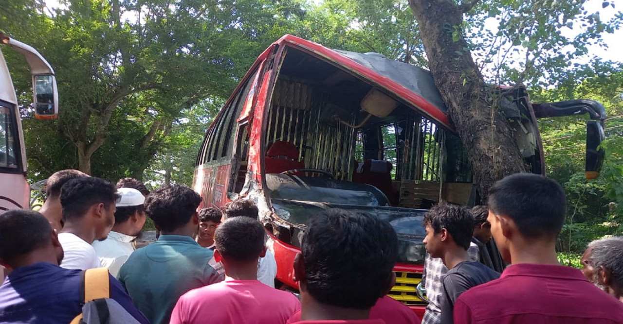 মাদারীপুরে দুই বাসের মুখোমুখি সংঘর্ষে আহত ১৫