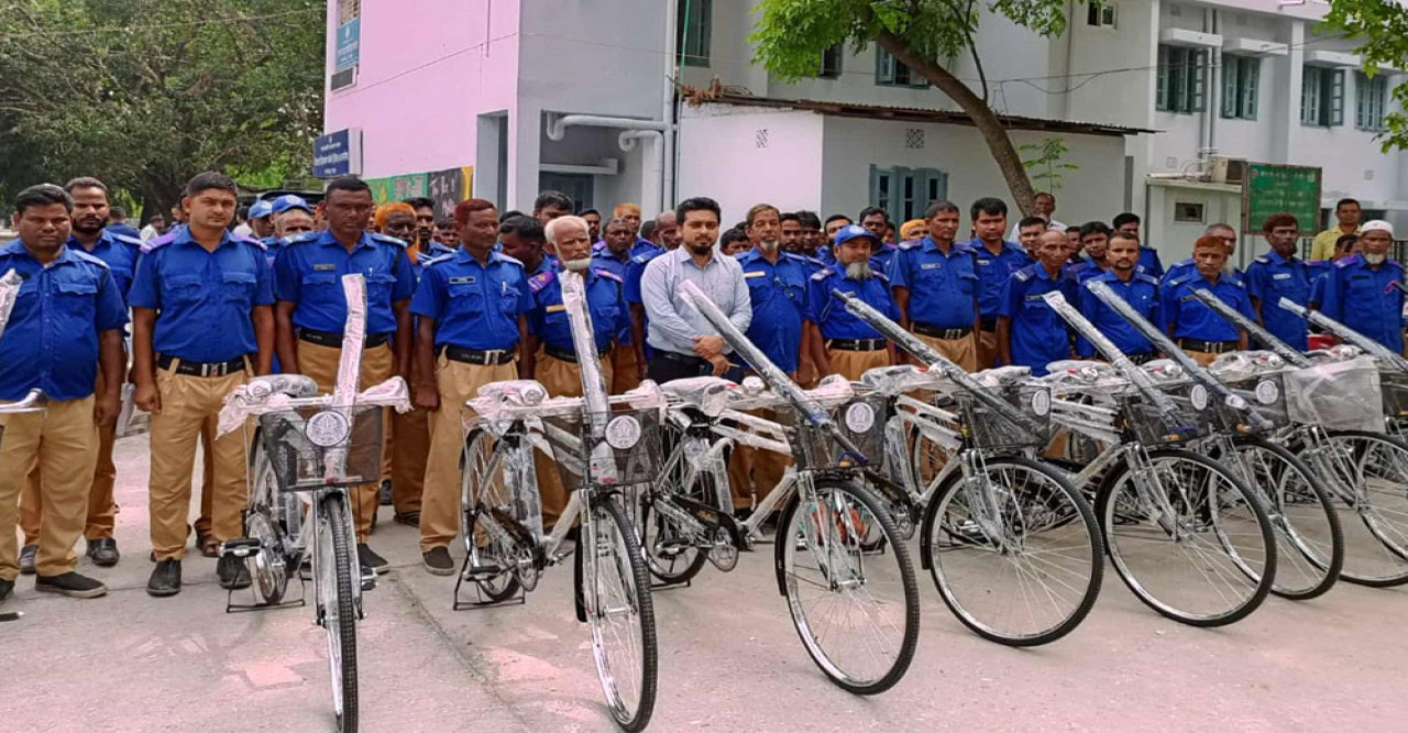 গঙ্গাচড়ায় ৯০ গ্রাম পুলিশকে সাইকেল, ছাতা ও বাঁশি বিতরণ