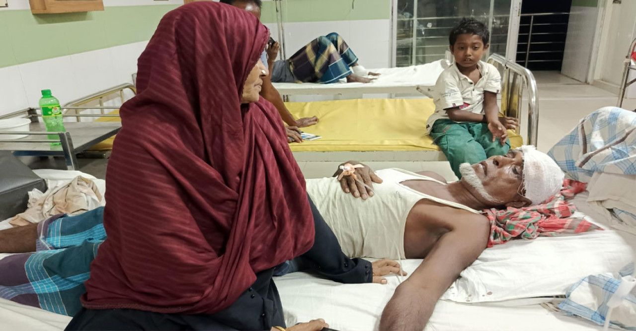 বাগেরহাটে সম্পত্তি না দেওয়ায় বাবাকে ঘরে আটকে রাতভর নির্যাতনের অভিযোগ দুই ছেলের বিরুদ্ধে