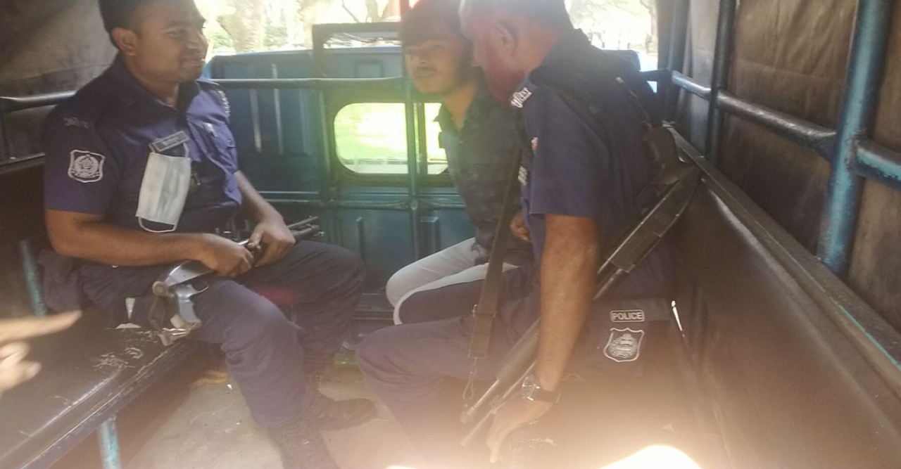 ইসলামী বিশ্ববিদ্যালয়ে নিষিদ্ধ ছাত্রলীগের নেতা আটক, থানায় সোপর্দ করল ছাত্রদল