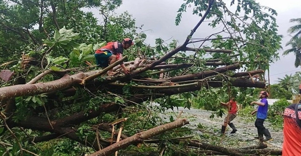 ফিলিপাইনে ঝড় ফেংশেনের তাণ্ডব: একই পরিবারের ৫ জন নিহত, ৪৭ হাজার মানুষ আশ্রয়কেন্দ্রে