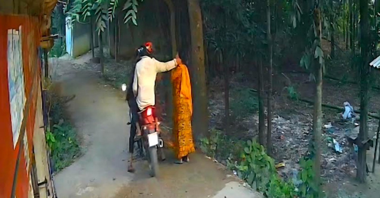 ফরিদপুরে পিস্তল ঠেকিয়ে গৃহবধূর দুল ছিনতাই, পরে জানা গেল সেগুলো ইমিটেশনের