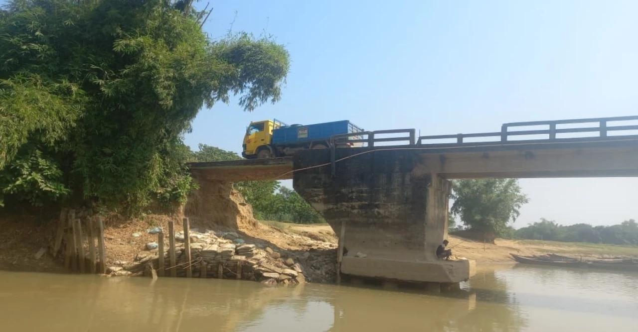 মৃত্যুফাঁদে নল্লাপাড়া সেতু: প্রতিদিন ঝুঁকি নিয়ে চলাচল হাজারো মানুষের