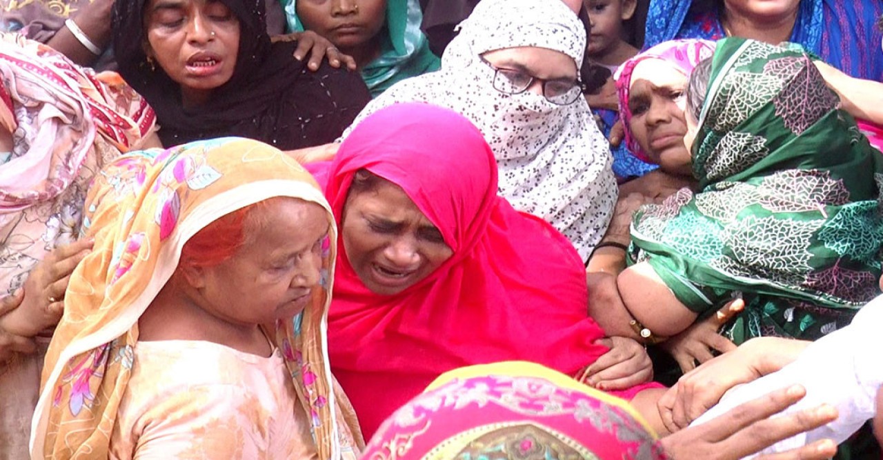 চিরনিদ্রায় বীর সন্তান আক্তার হোসেন: সীমান্তে মাইন বিস্ফোরণে নিহত বিজিবি সদস্যের দাফন সম্পন্ন