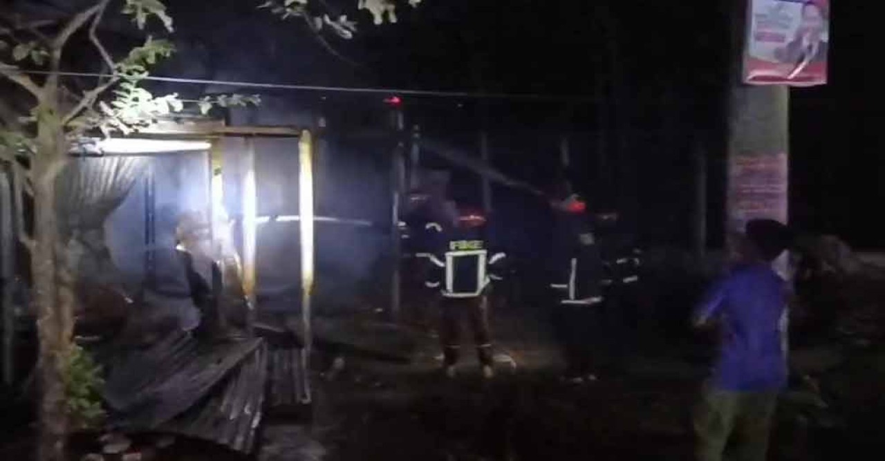 লক্ষ্মীপুর দালাল বাজারে অগ্নিকাণ্ডে ৬ দোকান পুড়ে ছাই