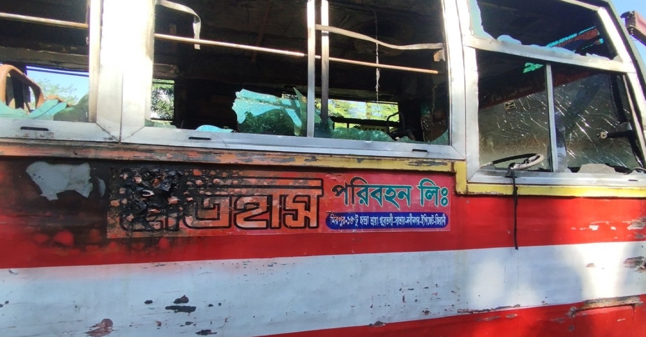 সাভারে পার্কিং করা ইতিহাস পরিবহনের বাসে আগুন