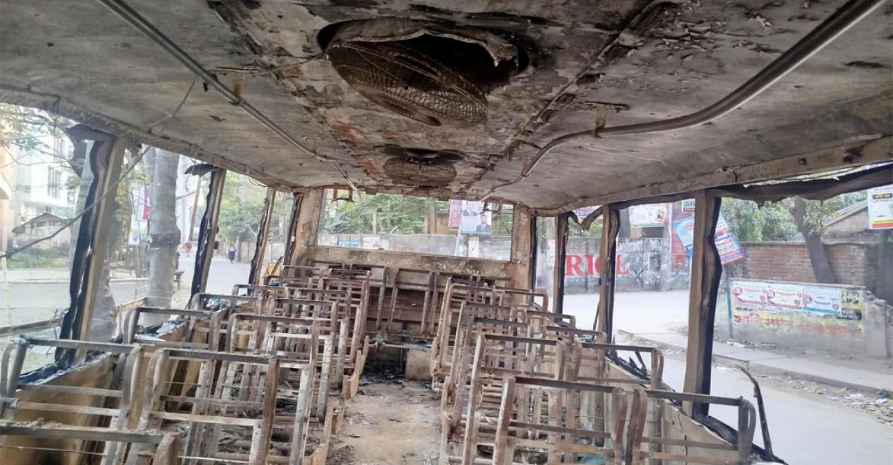 ফতুল্লায় দুর্বৃত্তদের আগুনে পার্ক করা যাত্রীবাহী বাস পুড়ে ছাই