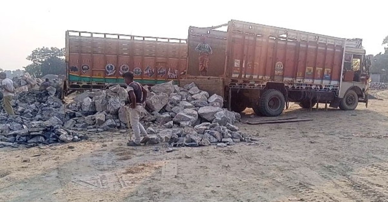 রৌমারী স্থলবন্দরে ট্রাকপ্রতি ১,৮০০ টাকা চাঁদার অভিযোগ