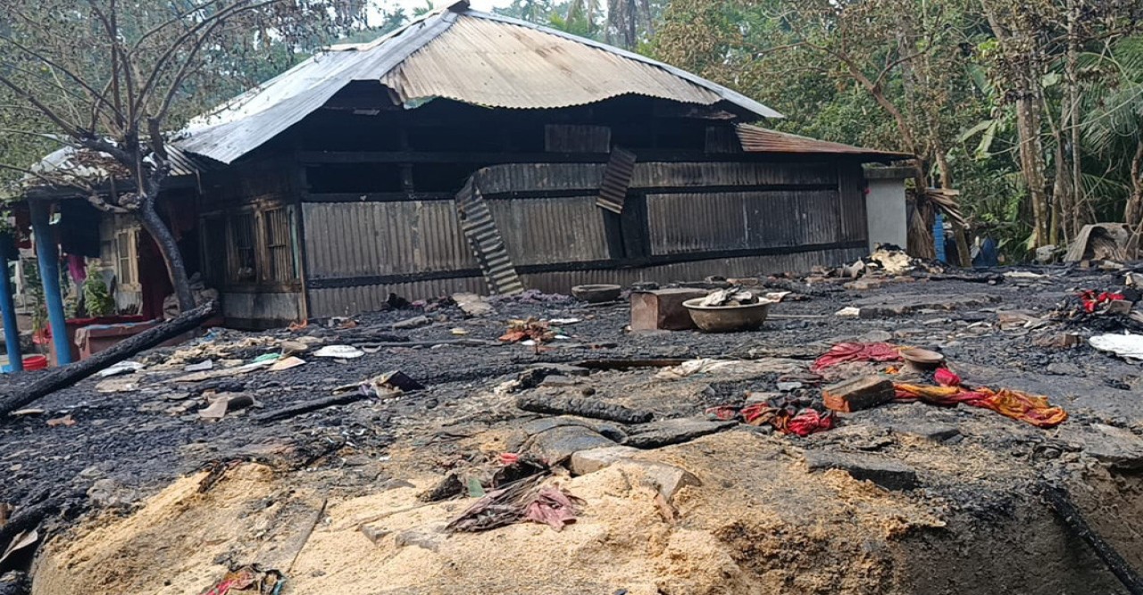 নাজিরপুরে অগ্নিকাণ্ডে তিন বসতঘর পুড়ে ছাই, নিঃস্ব তিন পরিবার