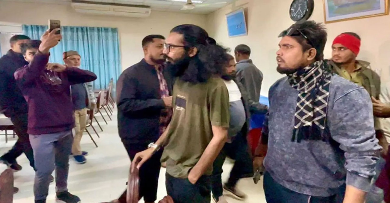 সাংবাদিকদের কক্ষে আটকে রাখার হুমকি: জাতীয় যুবশক্তির দুই নেতা সাময়িক অব্যাহতি