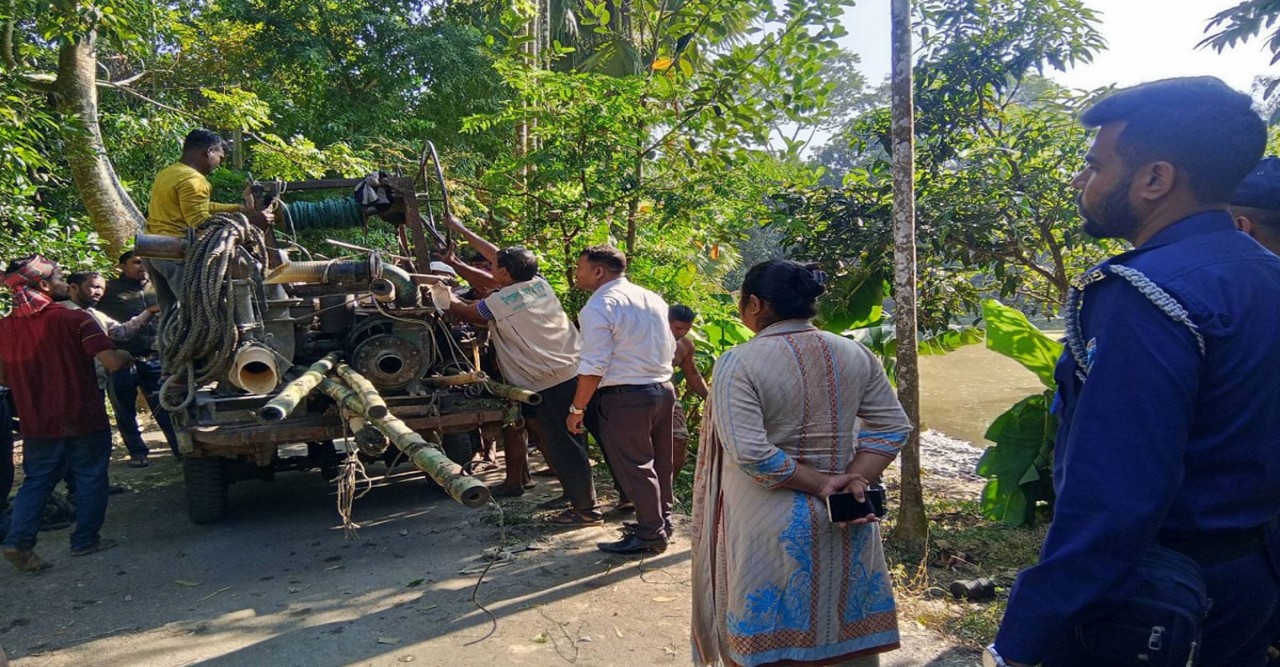 কোটালীপাড়ায় অবৈধ বালু উত্তোলন বন্ধে কঠোর অভিযান: এক মাসে ১৯ ড্রেজার জব্দ