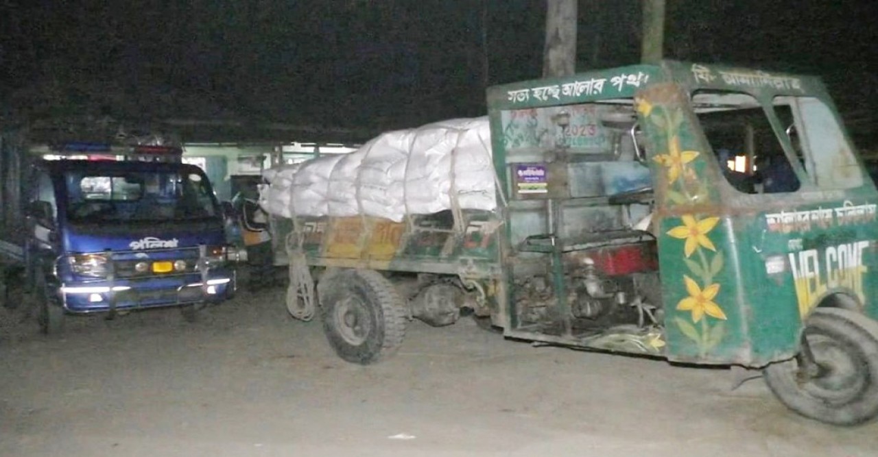 নাগেশ্বরীতে গুদাম থেকে ৪ টন ডিএপি সার জব্দ, ডিলারকে ৫০ হাজার টাকা জরিমানা