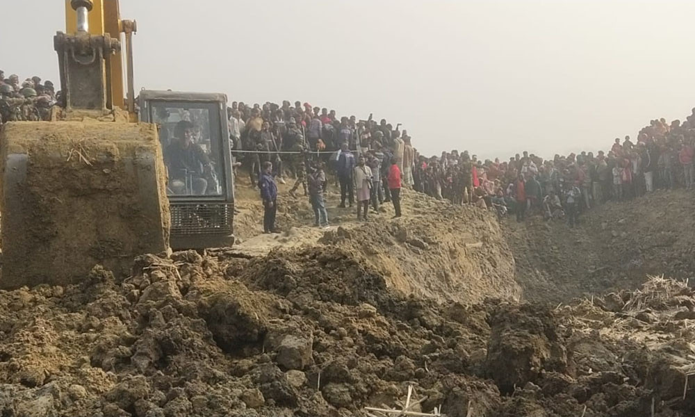 তানোরে গভীর গর্তে আটকে থাকা শিশু সাজিদকে উদ্ধারে টানা অভিযান, এখনো নিখোঁজ