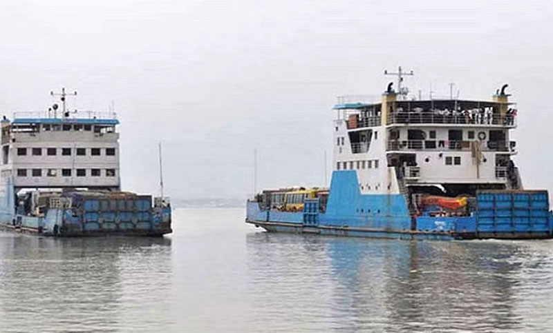 ৫ ঘণ্টা পর সচল পাটুরিয়া-দৌলতদিয়া নৌ-পথ: কুয়াশা কাটিয়ে স্বাভাবিক ফেরি চলাচল