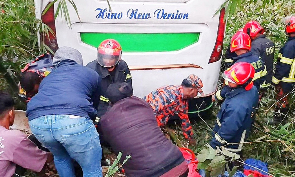 মাদারীপুরে বাস–অটোরিকশা সংঘর্ষে খাদে পড়ে ছয়জন নিহত, গুরুতর আহত অন্তত ১০