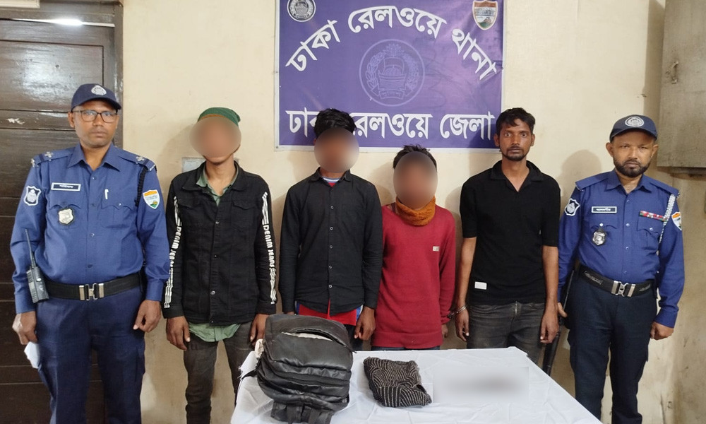 চলন্ত ট্রেনে ছিনতাই ও সংঘর্ষে নিহত: চারজন গ্রেপ্তার, উদ্ধার করা হলো হত্যায় ব্যবহৃত অস্ত্র