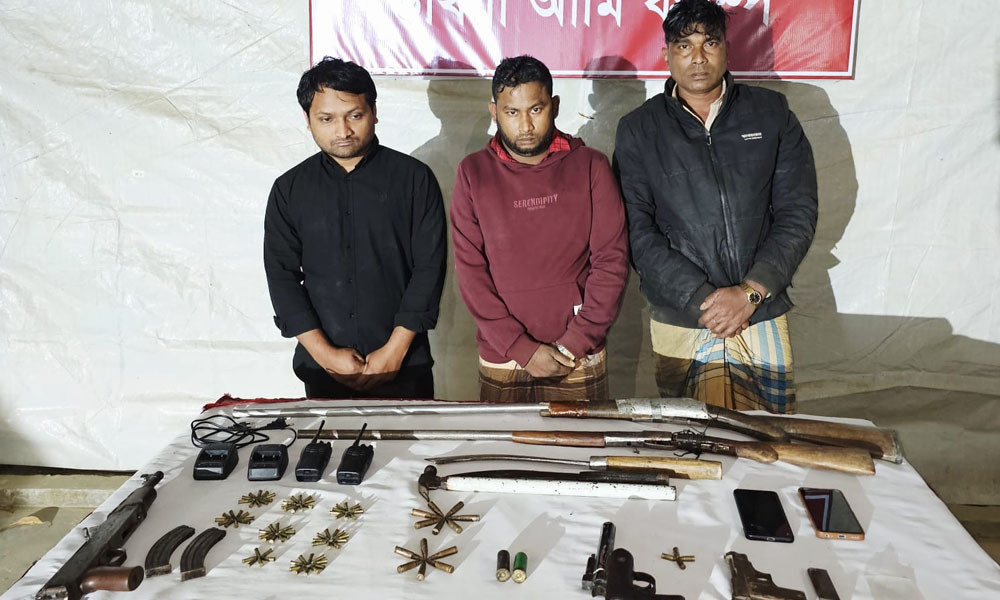 কক্সবাজারে অস্ত্র ও গুলিসহ তিনজন আটক, সেনা অভিযানে দেশীয় অস্ত্র উদ্ধার
