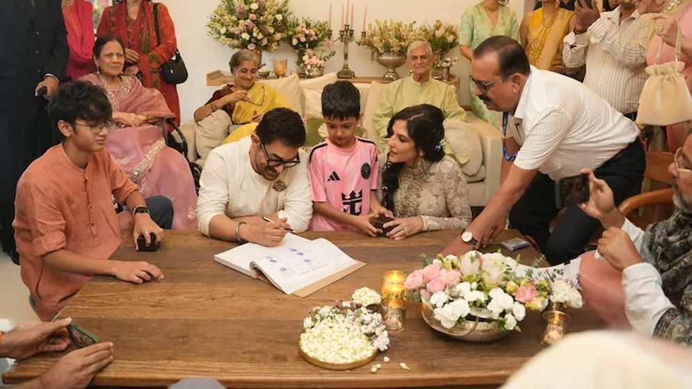 ঘরোয়া আয়োজনে গৌরী স্প্র্যাটকে বিয়ে করলেন আমির খান