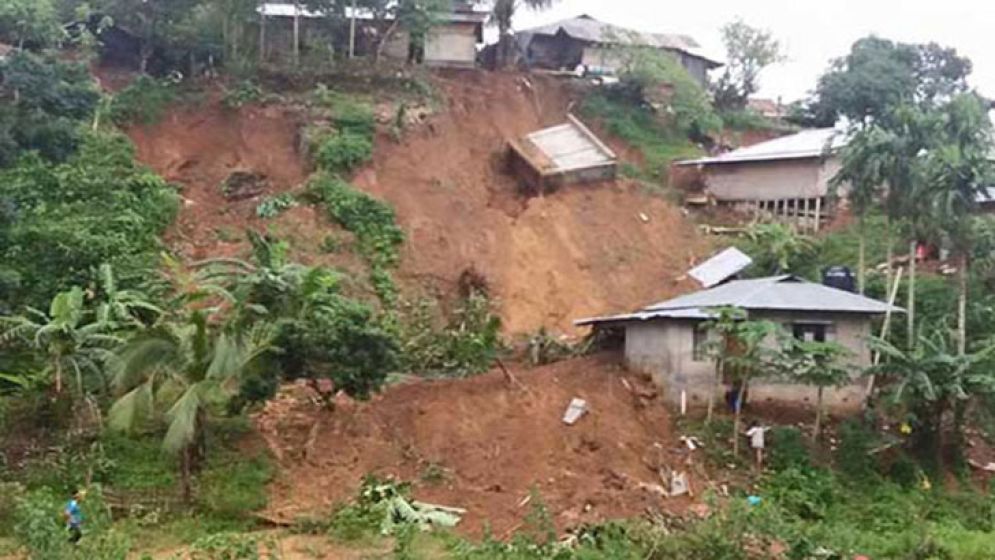 উখিয়ার রোহিঙ্গা ক্যাম্পে টানা বৃষ্টিতে তিন স্থানে পাহাড়ধস, নারী-শিশুসহ নিহত ৮