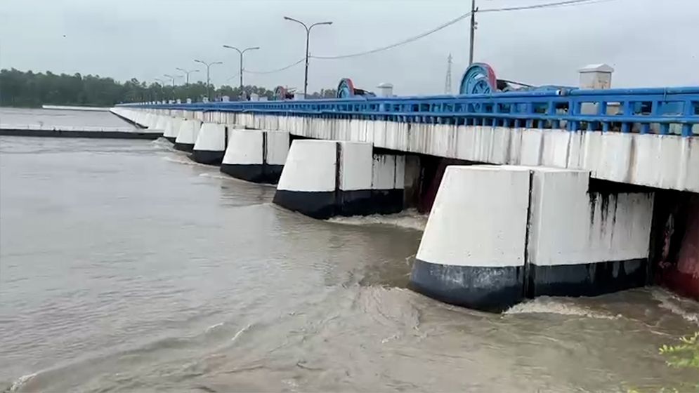 তিস্তার পানি বিপৎসীমার কাছাকাছি, ৪৪ জলকপাট খুলে দিল কর্তৃপক্ষ