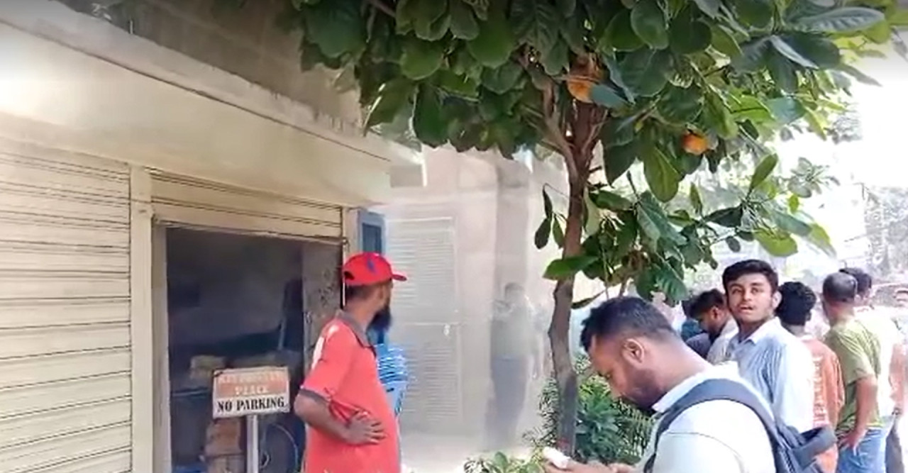 মিরপুরে কসমো স্কুলে আগুন, সেনাবাহিনীর নিয়ন্ত্রণে পরিস্থিতি