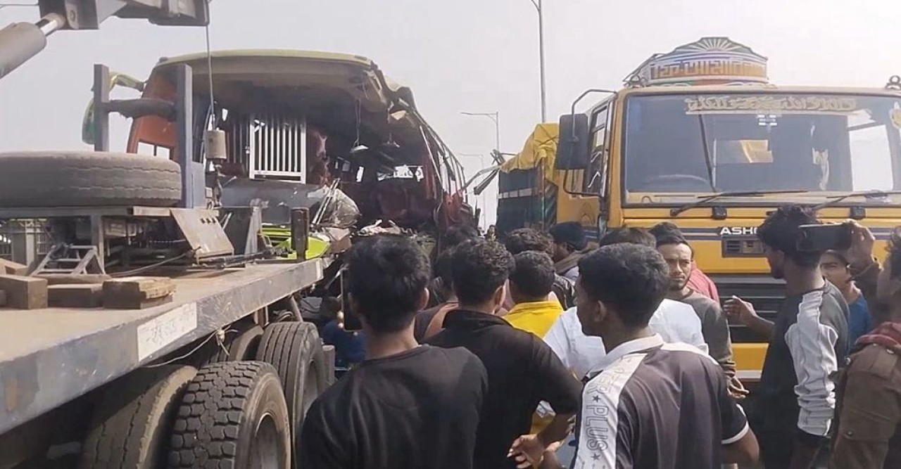 ঢাকা–ভাঙ্গা এক্সপ্রেসওয়েতে শিবচরে বাস–ট্রাক সংঘর্ষে ৩ জনের মৃত্যু, আহত ১৫