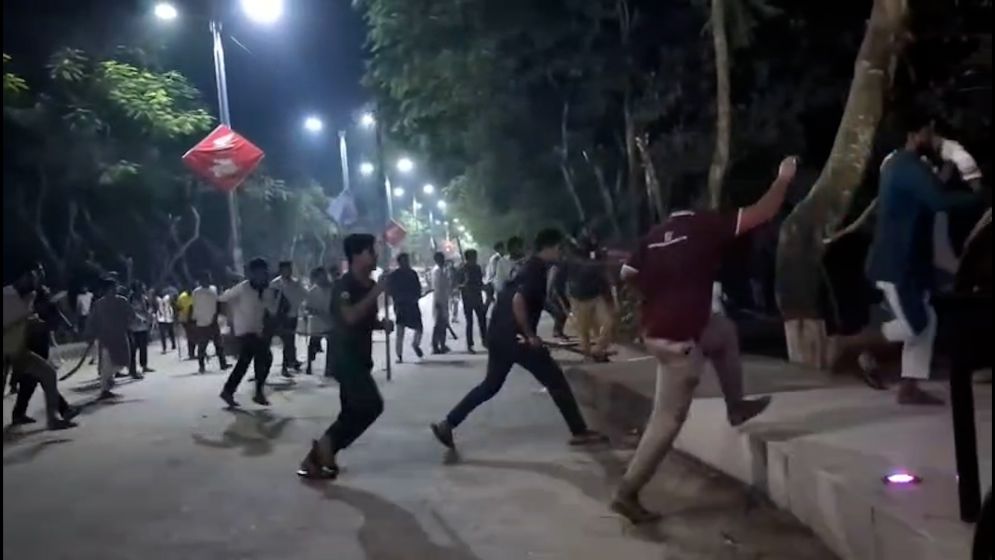 বেরোবিতে ব্যানার বিতর্কে ছাত্রশিবির-ছাত্রদলের সংঘর্ষ, উত্তপ্ত ক্যাম্পাস