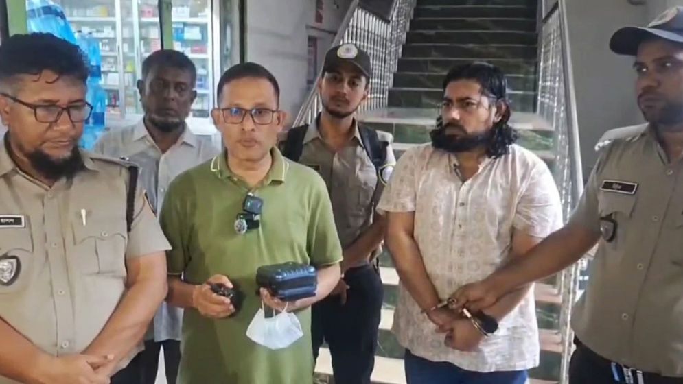 কচুয়ায় হাসপাতালের কক্ষে ইয়াবা ও নেশার ইনজেকশন, চিকিৎসক গ্রেফতার