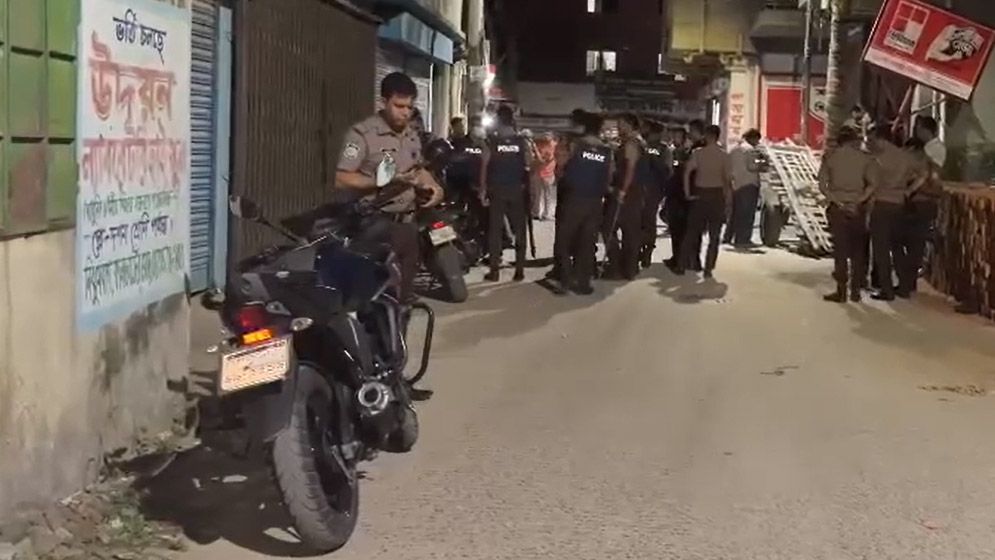 ডেমরায় বাড়ি থেকে দুটি বোমাসদৃশ বস্তু উদ্ধার, আটক ১