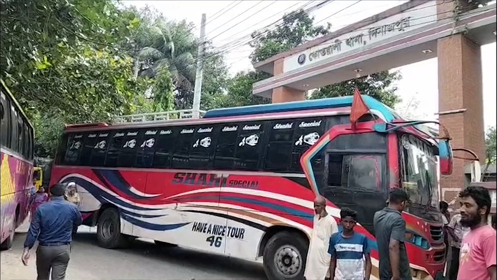 দিনাজপুরে শ্রমিক নেতাকে আটকের প্রতিবাদে থানা ঘেরাও, বাস চলাচল বন্ধ