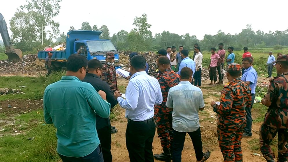 হিলিতে ১০ লাখ টাকার মেয়াদোত্তীর্ণ পণ্য ধ্বংস