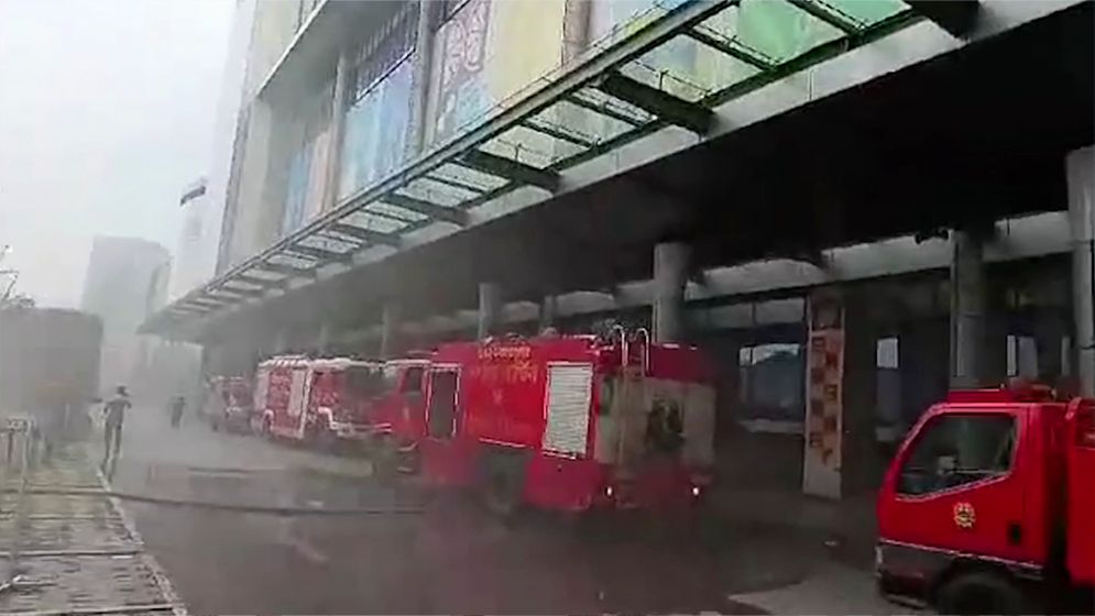 সেন্টার পয়েন্টের ফুডকোর্টে আগুন, ৫৫ মিনিটে নিয়ন্ত্রণে