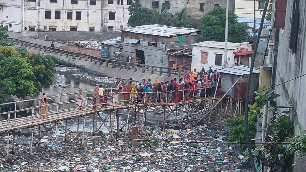 আদাবরের খাল থেকে অজ্ঞাত নারীর খণ্ডিত দেহাংশ উদ্ধার