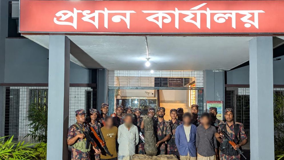 কষ্টিপাথরের মূর্তিসহ চার পাচারকারী আটক, মূল্য ৭২ লাখ ৯০ হাজার টাকা