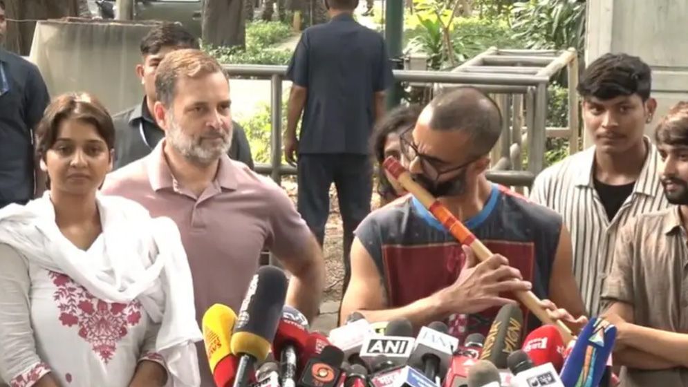 লাঠিপেটার অভিযোগ তুলে বাঁশিশিল্পীকে সামনে আনলেন রাহুল গান্ধী
