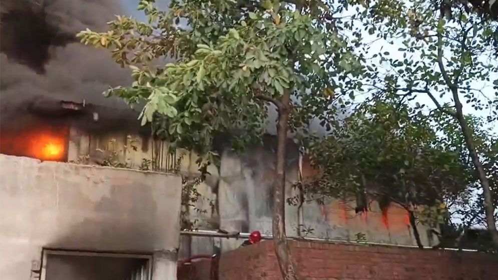 গাজীপুরে ইবনে সিনার ওষুধ কারখানায় আগুন, নিয়ন্ত্রণে ৬ ইউনিট