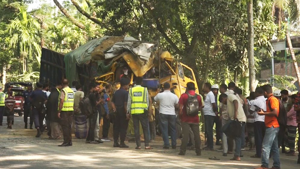 নাটোরে বাস-ট্রাক সংঘর্ষে নিহত ১৪, আটজনের পরিচয় শনাক্ত