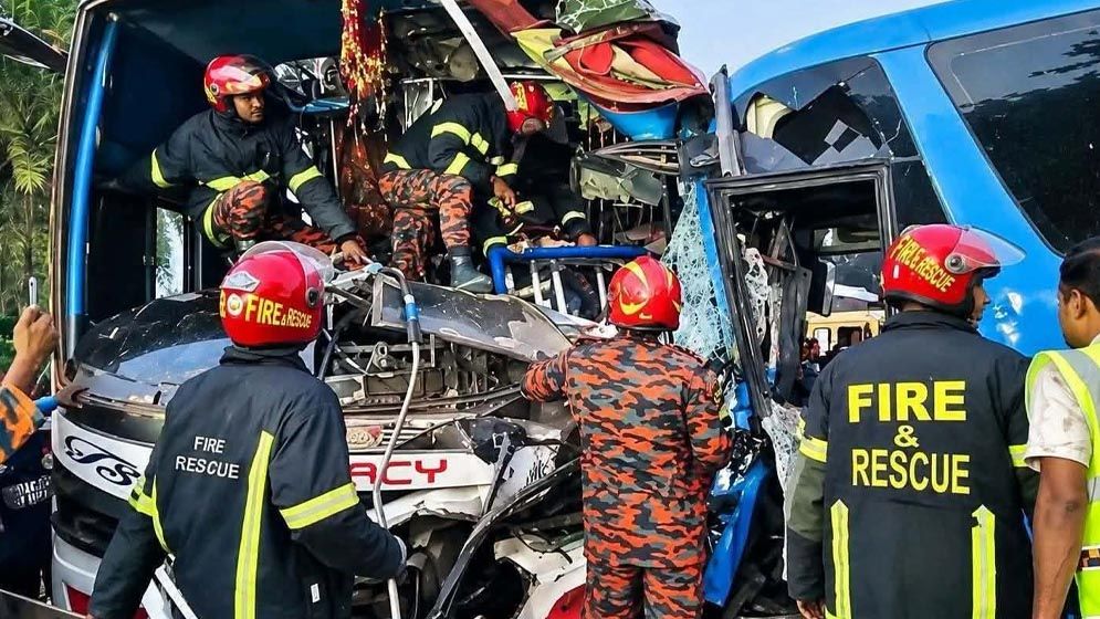 বড়াইগ্রামে দুই বাসের মুখোমুখি সংঘর্ষ, নিহত ১, আহত অন্তত ১৫